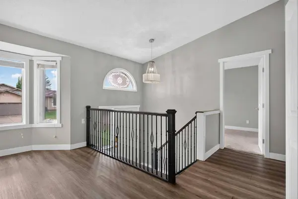 48 Shawfield RD SW, Calgary, AB T2Y 1Y7