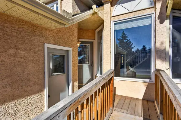 60 Shawinigan DR SW, Calgary, AB T2Y 1Y4