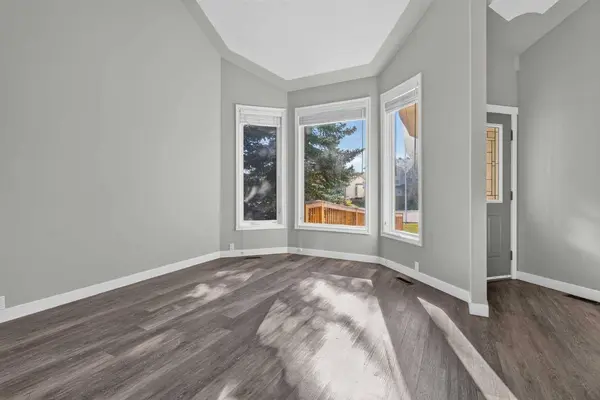 60 Shawinigan DR SW, Calgary, AB T2Y 1Y4