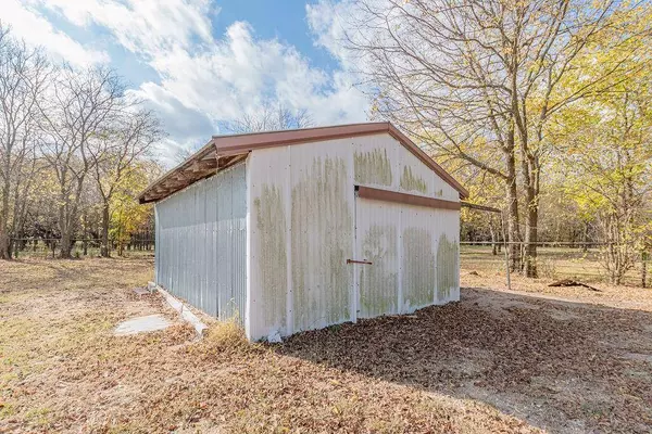 300 County Road 4550, Trenton, TX 75490