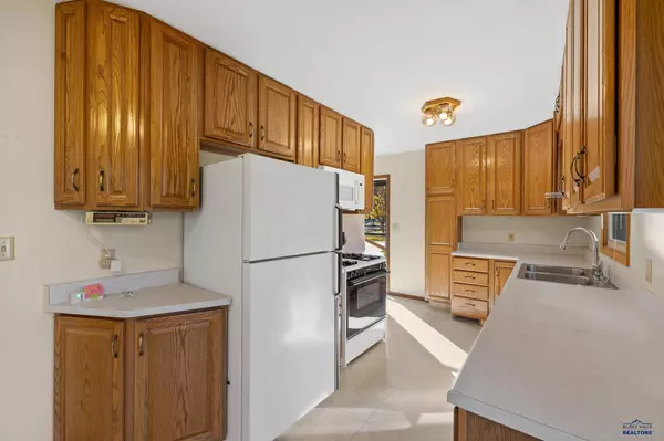 2417 Lockwood Dr, Rapid City, SD 57702