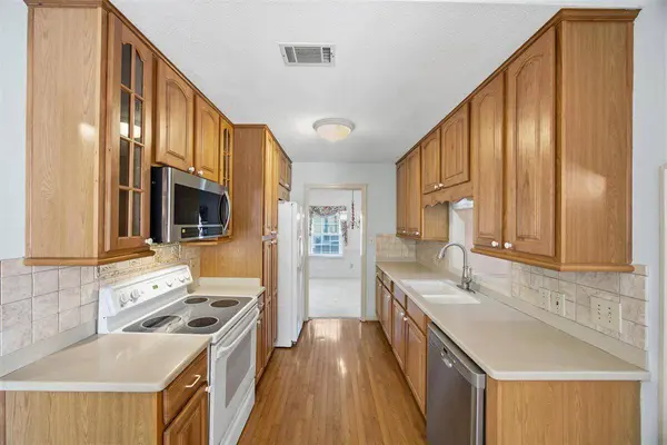 1037 Yeamans Hall Rd, Hanahan, SC 29410