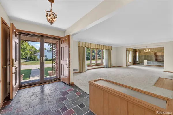 3 Shorecrest CIR, Village Of Grosse Pointe Shores, MI 48236
