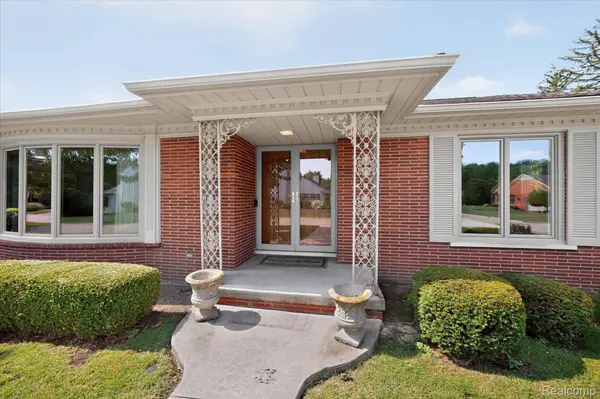 3 Shorecrest CIR, Village Of Grosse Pointe Shores, MI 48236