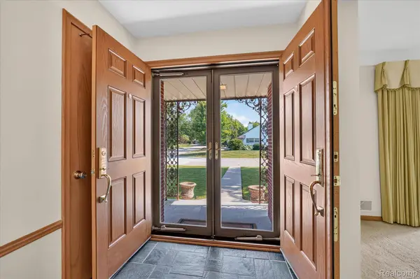 3 Shorecrest CIR, Village Of Grosse Pointe Shores, MI 48236