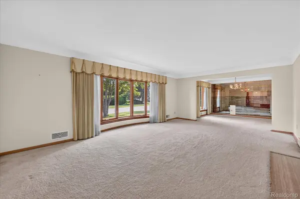3 Shorecrest CIR, Village Of Grosse Pointe Shores, MI 48236
