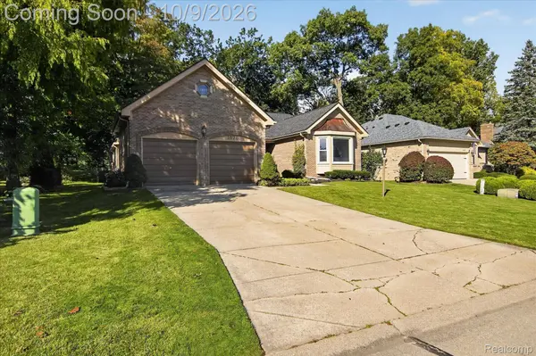 1676 Treeside DR, Rochester Hills, MI 48307