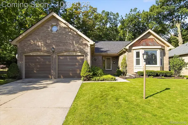 1676 Treeside DR, Rochester Hills, MI 48307