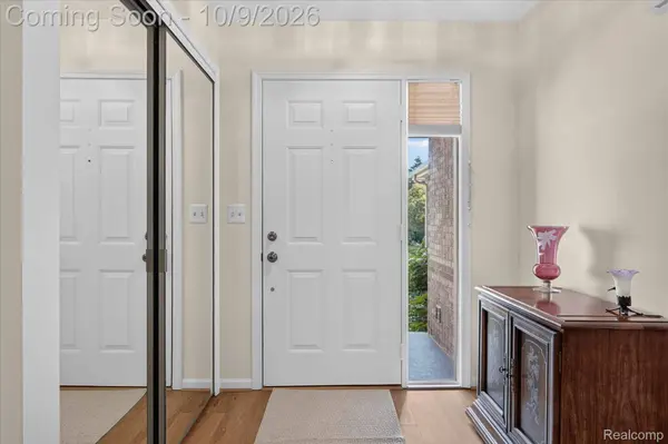 1676 Treeside DR, Rochester Hills, MI 48307