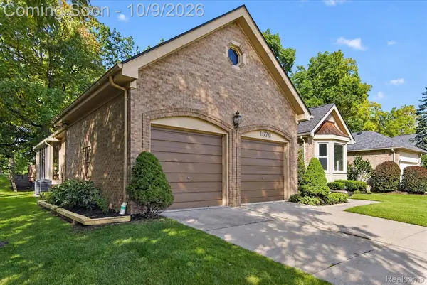 1676 Treeside DR, Rochester Hills, MI 48307