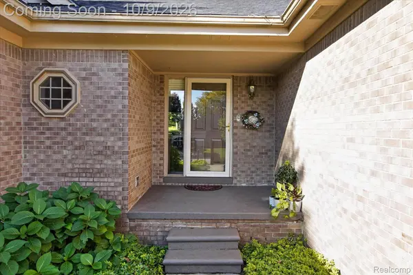 1676 Treeside DR, Rochester Hills, MI 48307