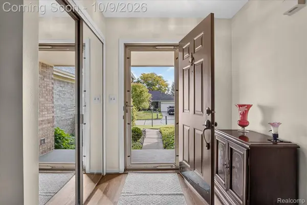 1676 Treeside DR, Rochester Hills, MI 48307