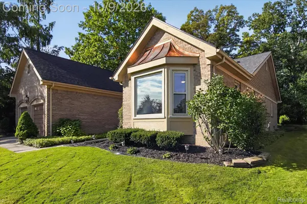 1676 Treeside DR, Rochester Hills, MI 48307