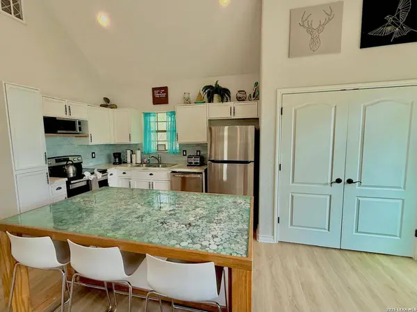 208 Woodridge, Canyon Lake, TX 78133