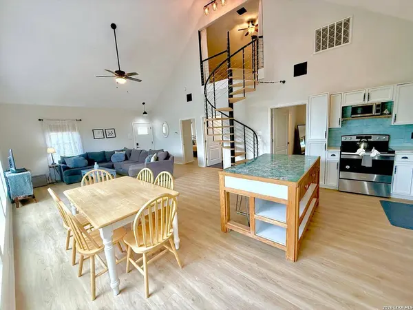 208 Woodridge, Canyon Lake, TX 78133