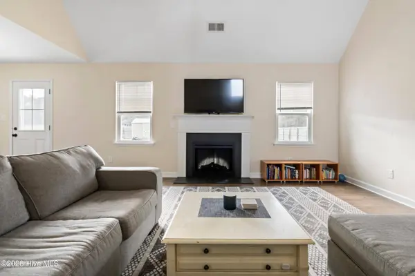 210 Breakwater DR, Sneads Ferry, NC 28460