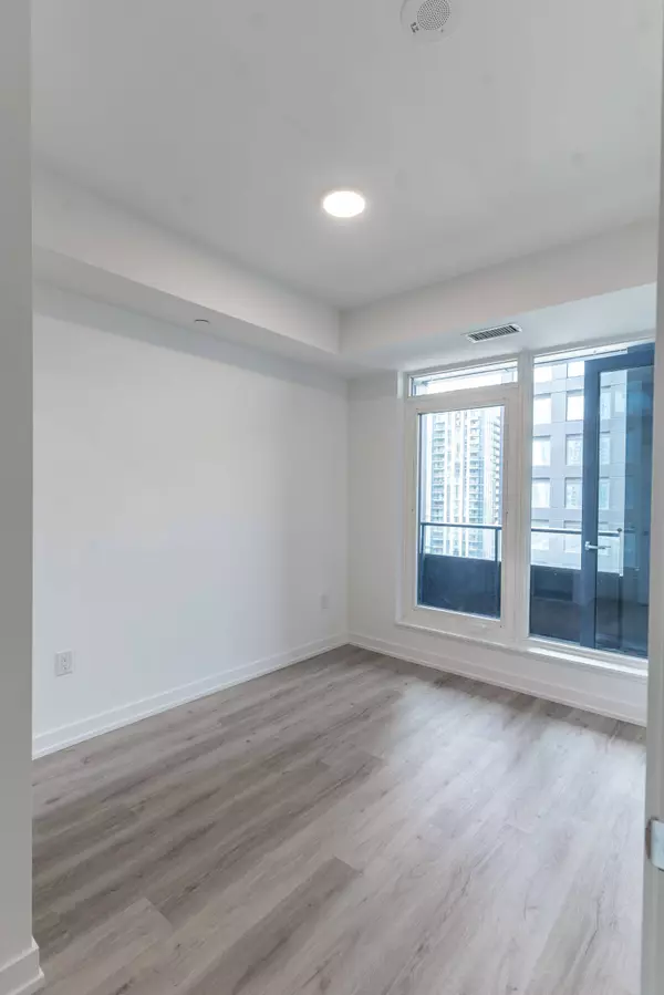 395 Square One DR #1111, Mississauga, ON L5B 0P6