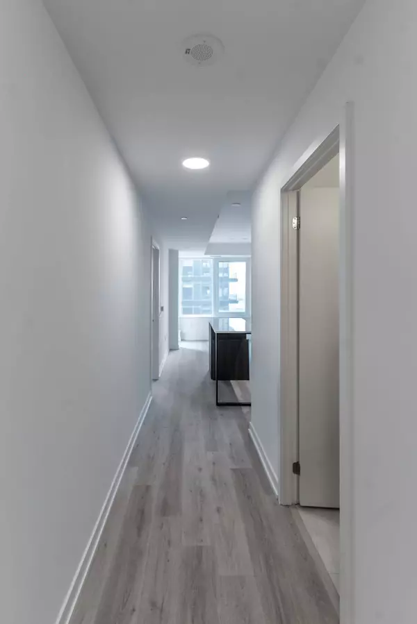 395 Square One DR #1111, Mississauga, ON L5B 0P6