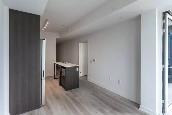 395 Square One DR #1111, Mississauga, ON L5B 0P6