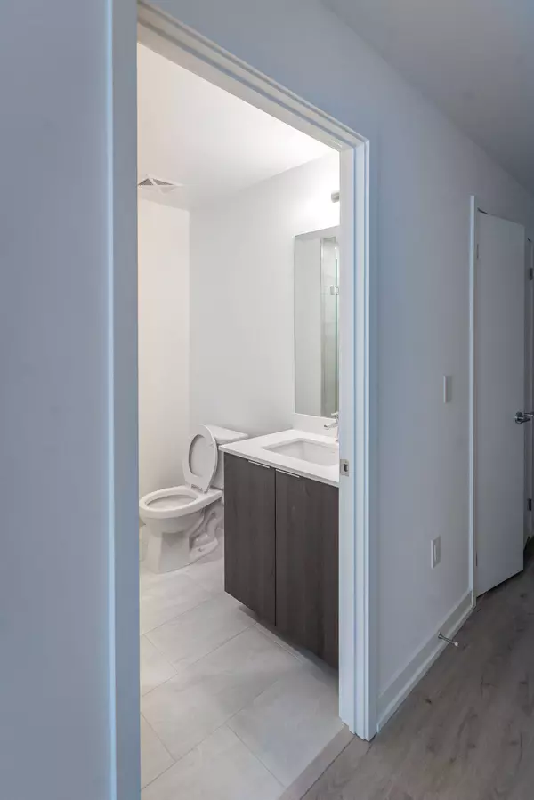 395 Square One DR #1111, Mississauga, ON L5B 0P6