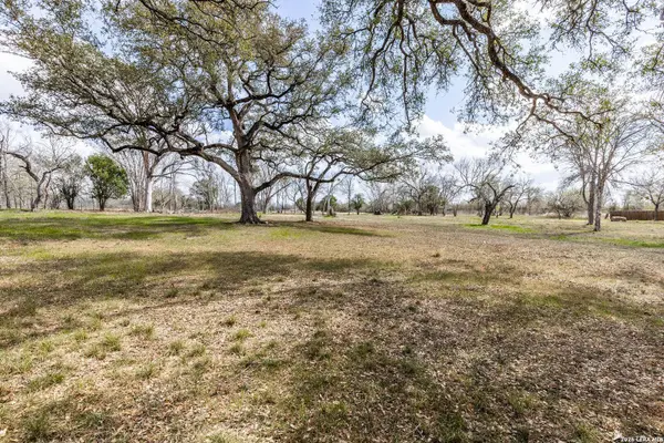 2071 Us Highway 90, Seguin, TX 78155