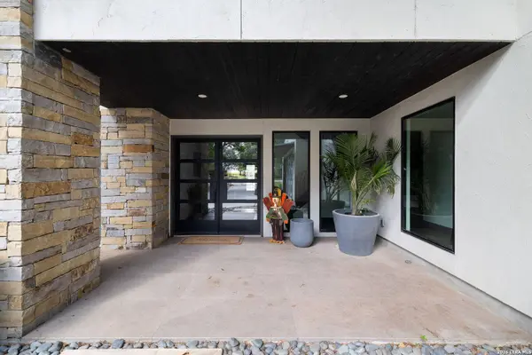 180 LAKE RIDGE DR, Seguin, TX 78155