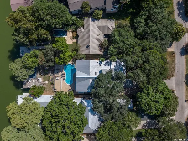 180 LAKE RIDGE DR, Seguin, TX 78155