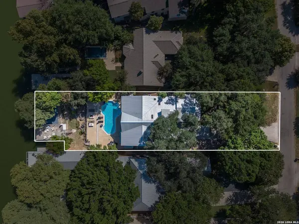 180 LAKE RIDGE DR, Seguin, TX 78155