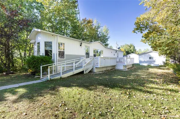 20 Sunset DR, Ste Anne, MB R5H 1H5