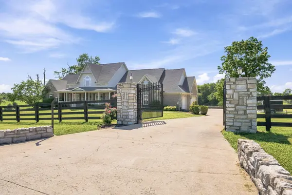 106 Stirling Lane, Versailles, KY 40383