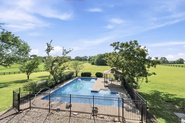106 Stirling Lane, Versailles, KY 40383