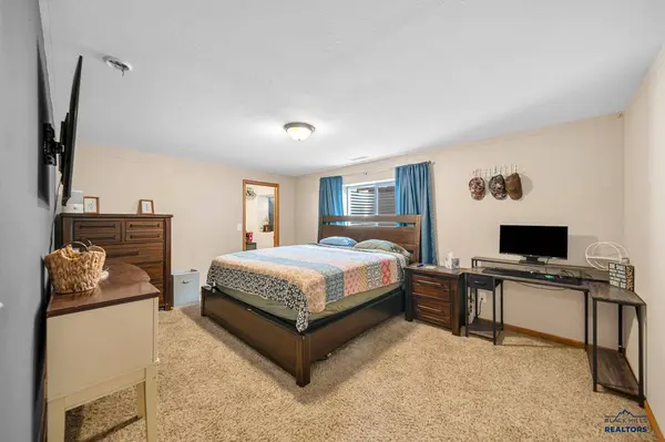 4908 Coal Bank Dr, Rapid City, SD 57701