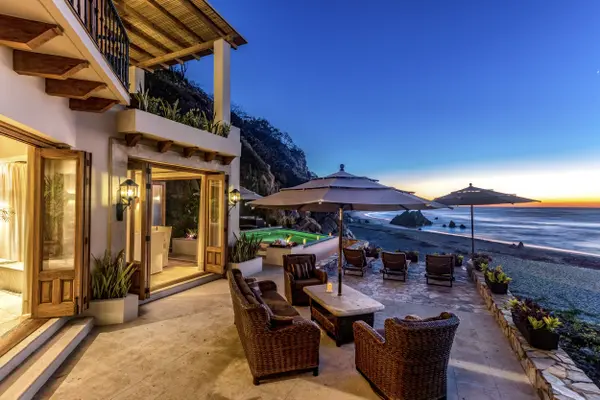 Beachfront Luxury & Investment Potential in La Bocana, 