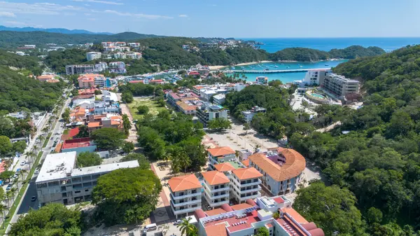 Bright & Breezy Top-Floor Beach Condo