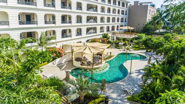 Sophisticated Living by the Beach, 