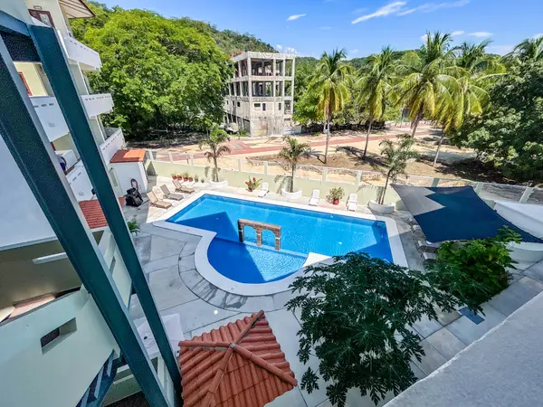 Stylish Santa Cruz Condo with Pool Access, 