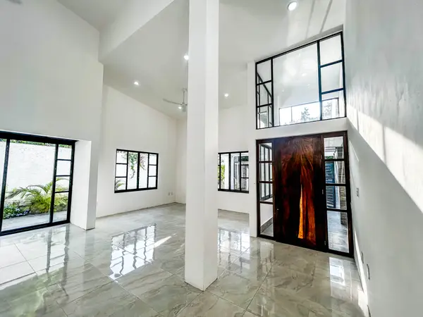 Bright, Modern 3br Oasis In Sector N,