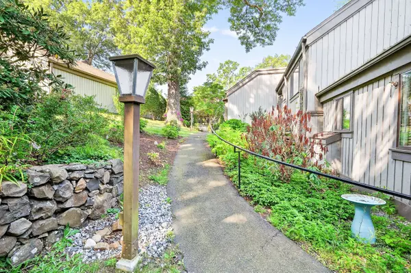 401 Heritage Village #B, Southbury, CT 06488