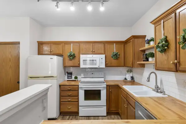 435 W Aspen Dr Unit 18, Oak Creek, WI 53154