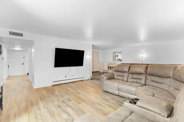 5200 S Tuckaway 341 Blvd, Greenfield, WI 53221