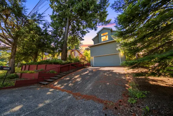 5002 SW Vacuna St, Portland, OR 97219-7382