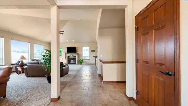8714 W 6th Ave, Kennewick, WA 99336