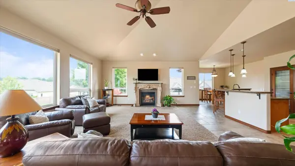 8714 W 6th Ave, Kennewick, WA 99336