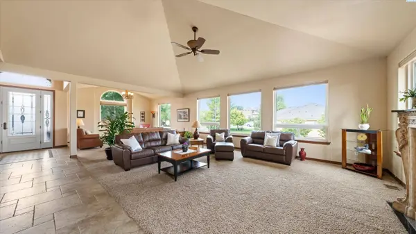 8714 W 6th Ave, Kennewick, WA 99336