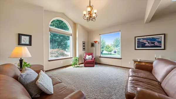 8714 W 6th Ave, Kennewick, WA 99336