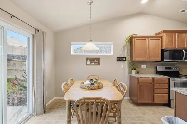 2208 S Kellogg Pl, Kennewick, WA 99338