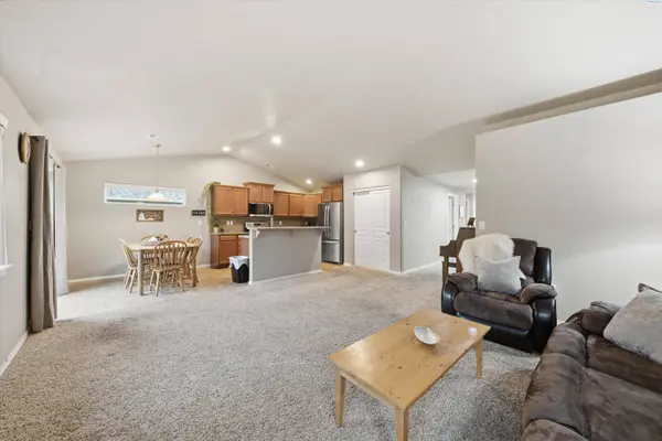 2208 S Kellogg Pl, Kennewick, WA 99338