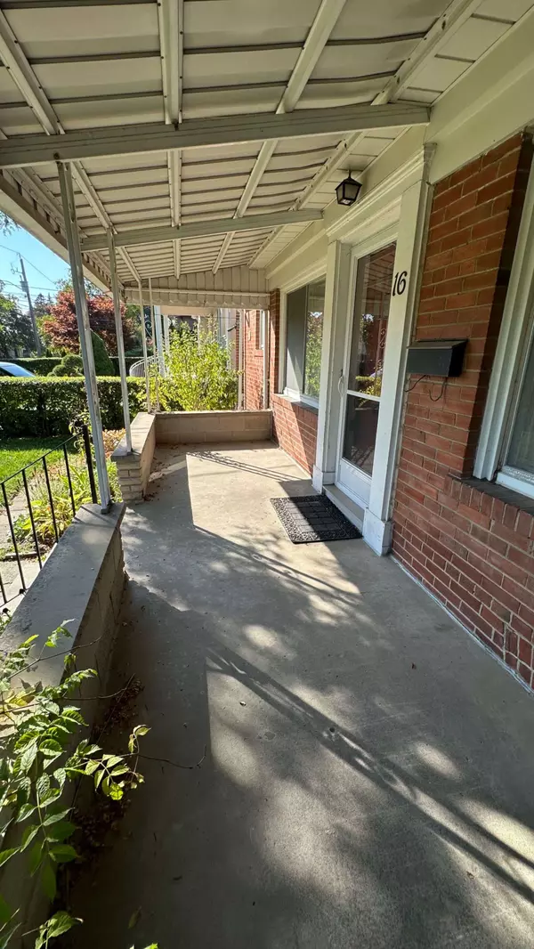 16 King Georges DR W, Toronto W04, ON M6M 2G9