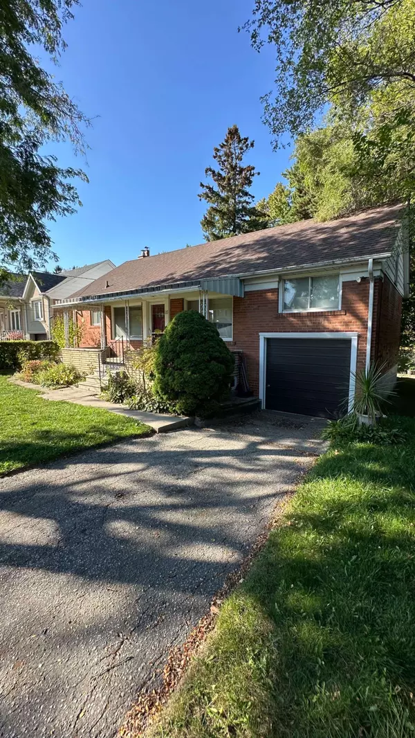 16 King Georges DR W, Toronto W04, ON M6M 2G9