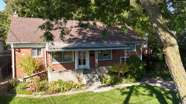 16 King Georges DR W, Toronto W04, ON M6M 2G9